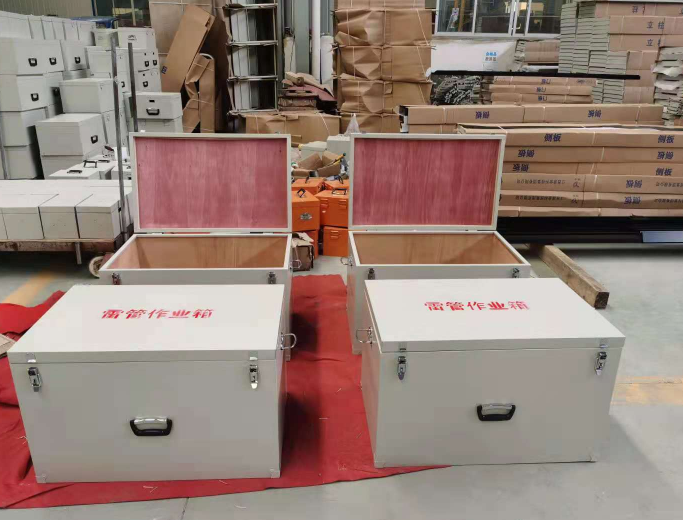 翠屏放炮线和雷管炸药在矿山作业时如何存放？